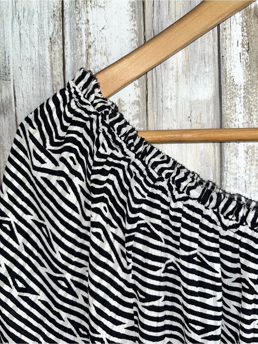 White House Black Market Off Shoulder Zebra Print Top S NWT Flowy Blouse - Picture 5 of 6